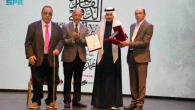 خطاط كسوة الكعبة يتسلم الجائزة