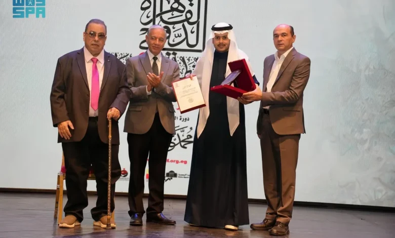 خطاط كسوة الكعبة يتسلم الجائزة