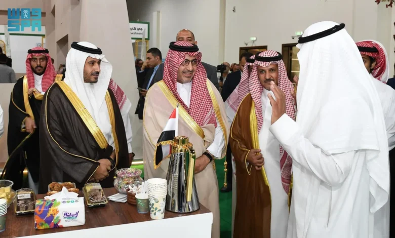 سفير المملكة صالح بن عيد الحصيني يزور معرض الكتاب