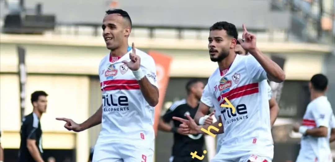 ناصر منسي ودونجا لاعبي الزمالك يحتفلان بالهدف