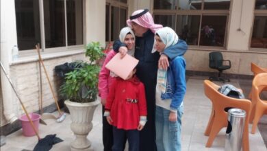 سامي العثمان مع فتيات ذوي الاحتياجات الخاصة بمؤتمر الرؤية والريادة