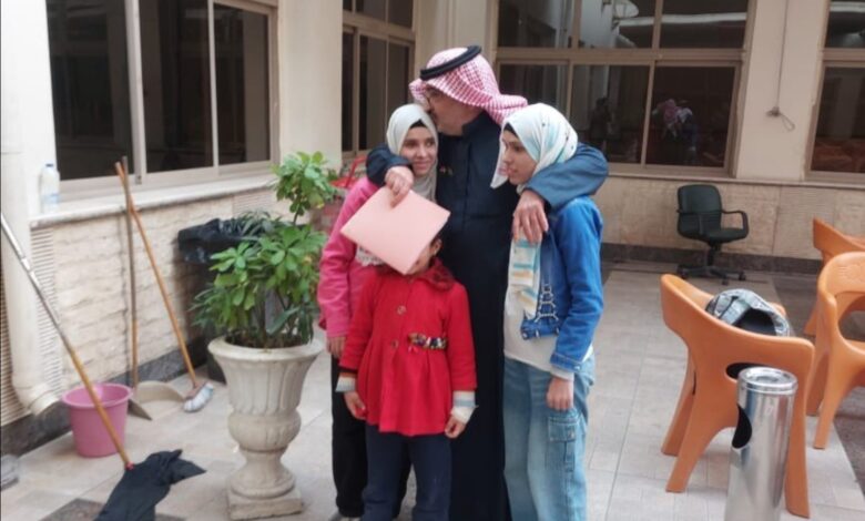 سامي العثمان مع فتيات ذوي الاحتياجات الخاصة بمؤتمر الرؤية والريادة