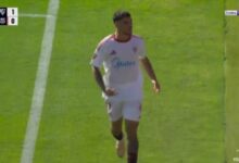 لاعب إشبيلية يحتفل بالهدف