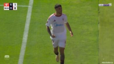لاعب إشبيلية يحتفل بالهدف