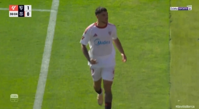 لاعب إشبيلية يحتفل بالهدف