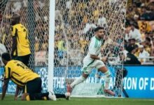 رياض محرز يحتفل بالهدف