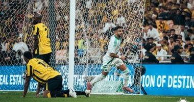 رياض محرز يحتفل بالهدف