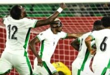 لاعبي منتخب نيجيريا يحتفلون بالهدف