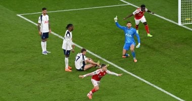 لاعبي أرسنال يحتفلون بالهدف