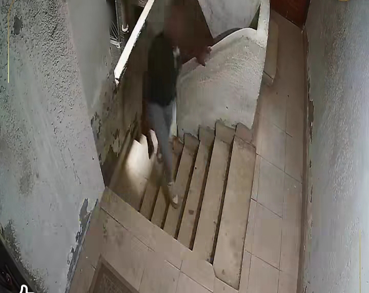 جانب من تصوير الكاميرات اثناء تكسيرها