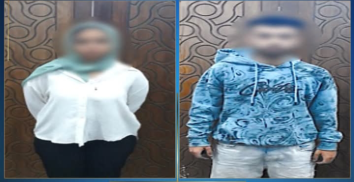 الشاب والفتاة عقب القبض عليهم