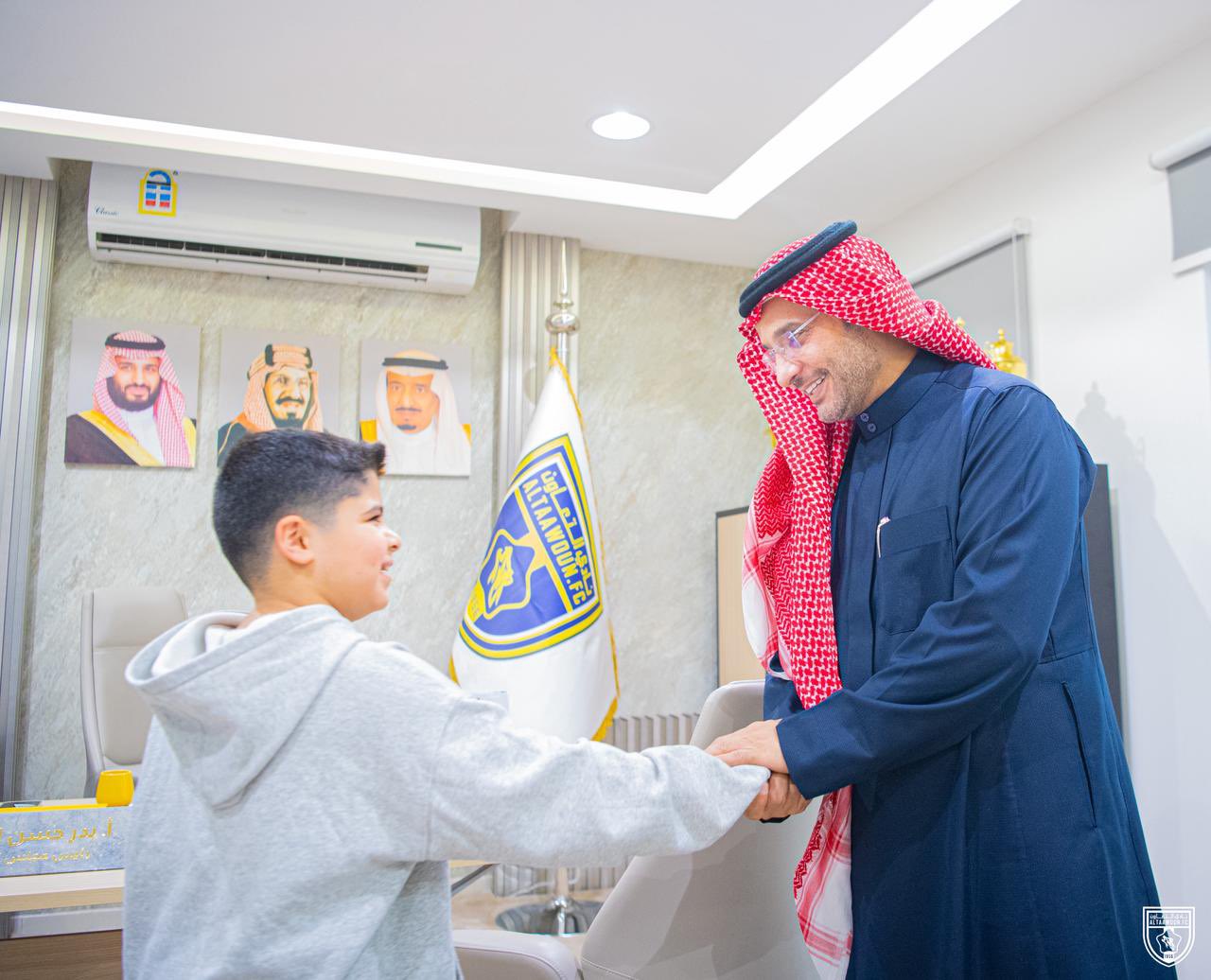 الأستاذ بدر الغنام يكرم المشجع عبدالعزيز العمر