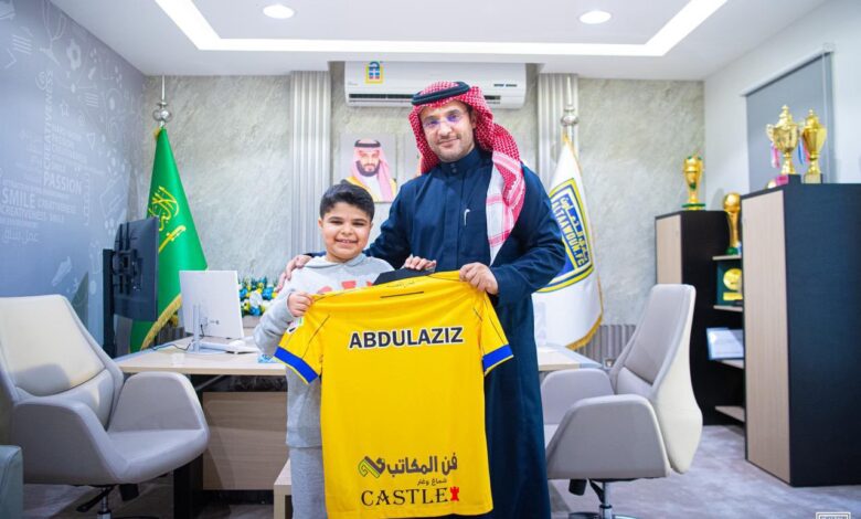 الأستاذ بدر الغنام يكرم المشجع عبدالعزيز العمر