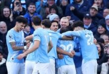 لاعبي السيتي يحتفلون بالهدف