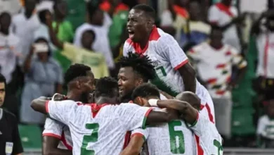لاعبي منتخب بوركينا فاسو يحتفل بالفوز