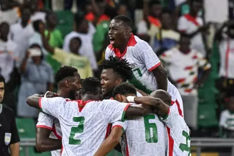 لاعبي منتخب بوركينا فاسو يحتفل بالفوز