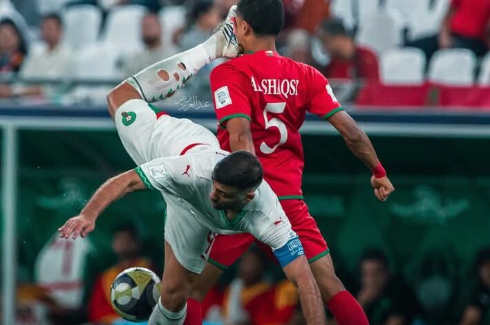 تدخل عبدالرازق حمدالله العنيف علي لاعب منتخب عمان