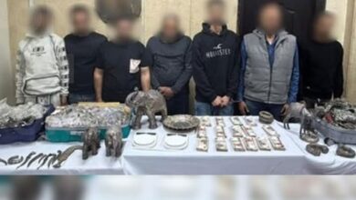 المتهمون والمضبوطات عقب القبض عليهم