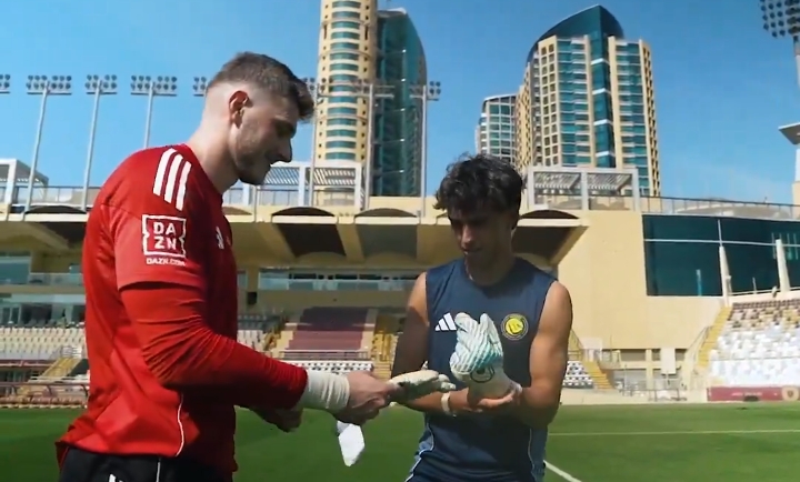 فيليكس يرتدي قفاز بينيتو