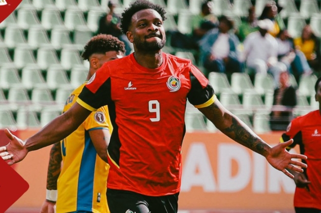 لاعب منتخب موزمبيق يحتفل بالهدف