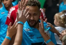 نيمار يحتفل بتسجيل هاتريك