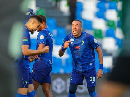 لاعبي الفتح يحتفلون بالهدف