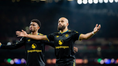 لاعبي اليونايتد يحتفلون بالهدف