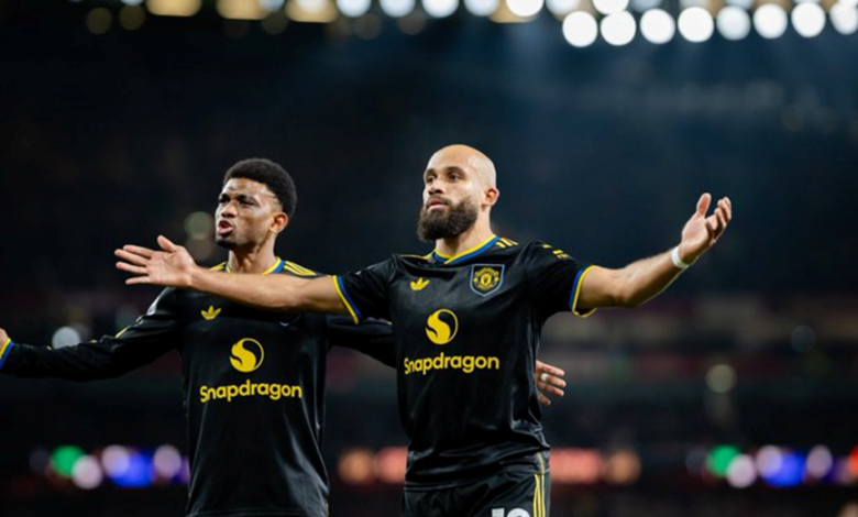 لاعبي اليونايتد يحتفلون بالهدف