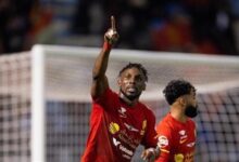 لاعب القادسية يحتفل بالهدف