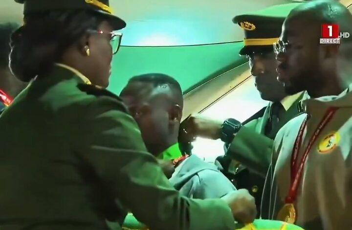 لحظة منح ساديو ماني قلادة وسام. الاسد الوطني