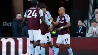 لاعبي استون فيلا يحتفلون بالهدف