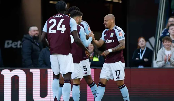 لاعبي استون فيلا يحتفلون بالهدف