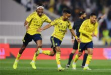 لاعبي النصر يحتفلون بالهدف