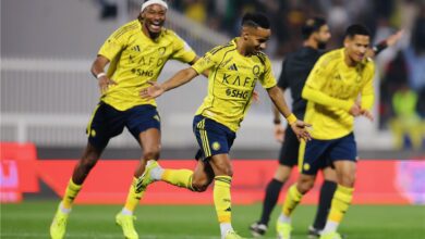 لاعبي النصر يحتفلون بالهدف