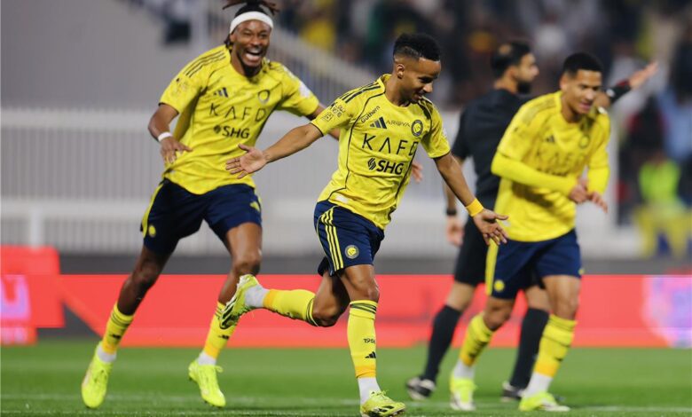 لاعبي النصر يحتفلون بالهدف