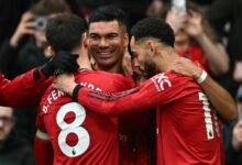 لاعبي مانشستر يونايتد يحتفلون بالهدف