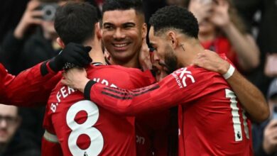 لاعبي مانشستر يونايتد يحتفلون بالهدف