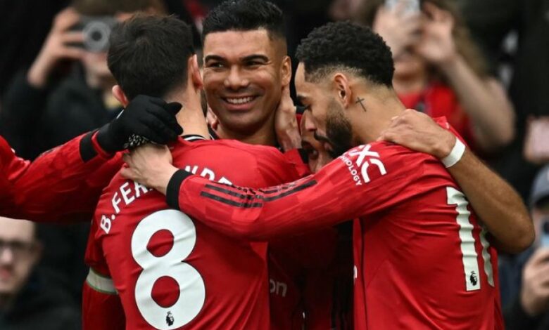 لاعبي مانشستر يونايتد يحتفلون بالهدف