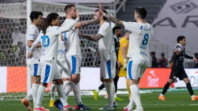 لاعبي الهلال يحتفلون بالهدف