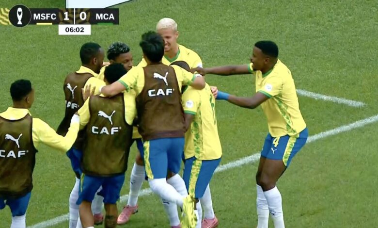 لاعبي صن داونز يحتفلون باهدف