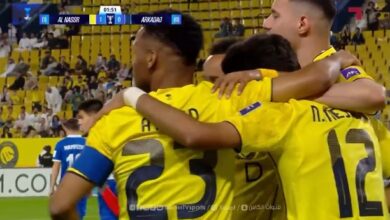 لاعبي النصر يحتفلون بالهدف