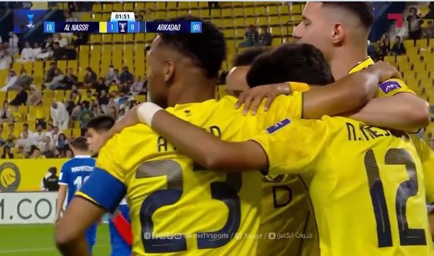 لاعبي النصر يحتفلون بالهدف