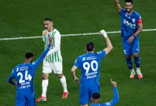 كريم بنزيما يحتفل بهدفه في مرمي النجمة