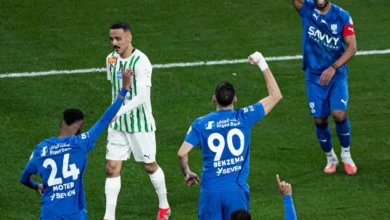 كريم بنزيما يحتفل بهدفه في مرمي النجمة