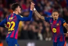 لاعبي برشلونة رافينيا يحتفل بالهدف