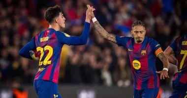 لاعبي برشلونة رافينيا يحتفل بالهدف