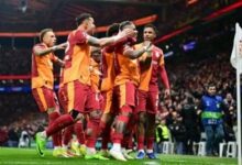 لاعبي جالاتا سراي يحتفلون بالهدف