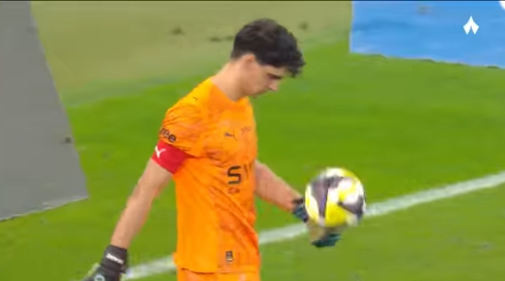 ياسين بونو يتألق في كلات الترجيح