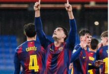 لاعبي برشلونة يحتفلون بالهدف