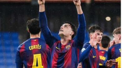 لاعبي برشلونة يحتفلون بالهدف